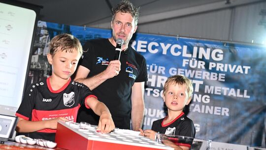 Der Dettinger Jugend- und AH-Trainer Dominik Drexler moderierte die Auslosung der Achtelfinalpartien. Tatkräftige Unterstützung Der Dettinger Jugend- und AH-Trainer Dominik Drexler moderierte die Auslosung der Achtelfinalpartien. Tatkräftige Unterstützung