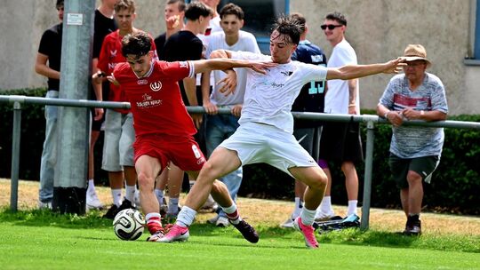 Textilproben waren im umkämpften Duell zwischen Wernau und Weilheim an der Tagesordnung. Foto: Markus Brändli Textilproben waren im umkämpften Duell zwischen Wernau und Weilheim an der Tagesordnung. Foto: Markus Brändli