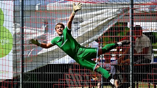 VfL-Keeper Elias Beer entschärfte den Schuss von Jesingens Phil Haußer. Foto: Markus Brändli VfL-Keeper Elias Beer entschärfte den Schuss von Jesingens Phil Haußer. Foto: Markus Brändli
