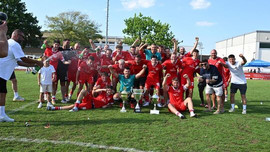 So sehen Sieger aus: Der TSV Weilheim hat zum ersten Mal seit 2018 wieder den Teckbotenpokal gewonnen. Foto: Markus Brändli