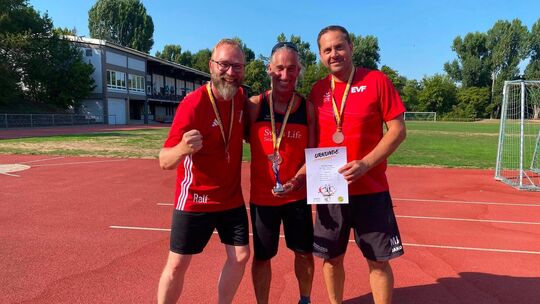 Ralf Mutschler, Andreas Förster und Marc Juds (von links) holten gemeinsam Bronze. Foto: pr