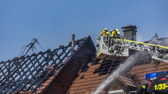Das Gebäude rechts neben der abgebrannten Scheune in Brucken ist nicht mehr bewohnbar.   Foto: Carsten Riedl