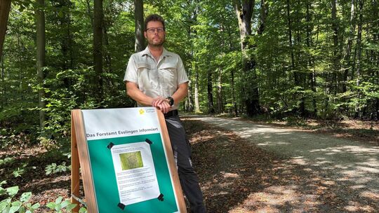 Revierleiter Benjamin Fischer zeigt die „Baustellenkommunikation“, die gut funktioniert hat. Foto: Thomas Zapp Revierleiter Benjamin Fischer zeigt die „Baustellenkommunikation“, die gut funktioniert hat. Foto: Thomas Zapp