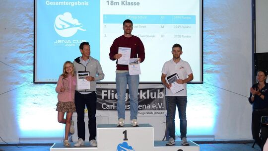 Der Kirchheimer Philipp Schulz (Mitte) hat sich den Gesamtsieg geholt. Foto: Ulf Wackernagel