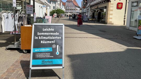 Die Kirchheimer Einzelhändler tun einiges dafür, um die Kundschaft auch bei Hitze in ihre Geschäfte zu locken.  Fotos: Antje Dör