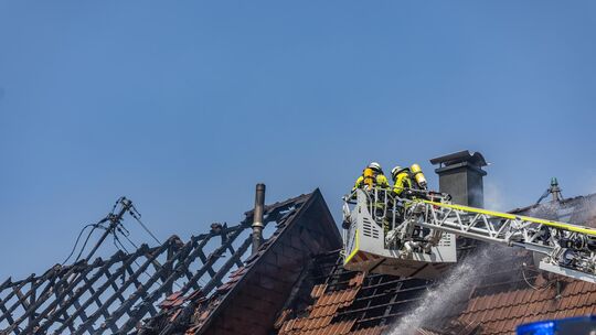 Das Gebäude rechts neben der abgebrannten Scheune in Brucken ist nicht mehr bewohnbar. Foto: Carsten Riedl Das Gebäude rechts neben der abgebrannten Scheune in Brucken ist nicht mehr bewohnbar. Foto: Carsten Riedl