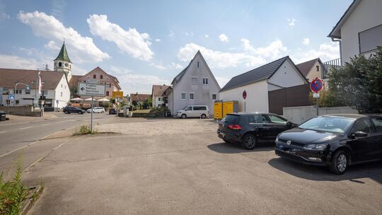 Der Parkplatz in der Notzinger Ortsmitte an der Ecke Ötlinger Straße/Hochdorfer Straße wird neu gestaltet. Foto: Carsten Riedl Der Parkplatz in der Notzinger Ortsmitte an der Ecke Ötlinger Straße/Hochdorfer Straße wird neu gestaltet. Foto: Carsten Riedl