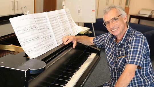 Am Klavier ist Bertram Schattel in seinem Element. Auch im Ruhestand bleibt er der Musik als Klavierlehrer, Komponist und Dirige