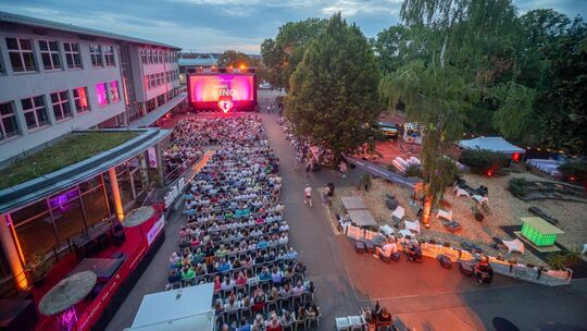 „Volles Haus“ zum Auftakt des Kirchheimer Sommernachtskinos auf dem Schulhof der Alleenschule. Die Gastronomie erstreckt sich ru „Volles Haus“ zum Auftakt des Kirchheimer Sommernachtskinos auf dem Schulhof der Alleenschule. Die Gastronomie erstreckt sich ru