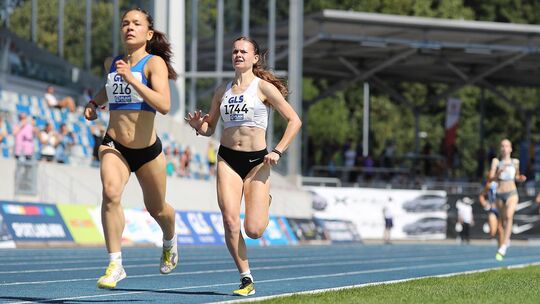 Lara Beinlich (rechts) hat ihre Altersklasse U20 gewonnen. Foto: Ralf Görlitz