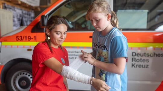 Theresa verbindet Jugendgruppenleiterin Melissa Karagöz den Arm schon wie ein Profi. Die Neunjährige freut sich auf den Start de