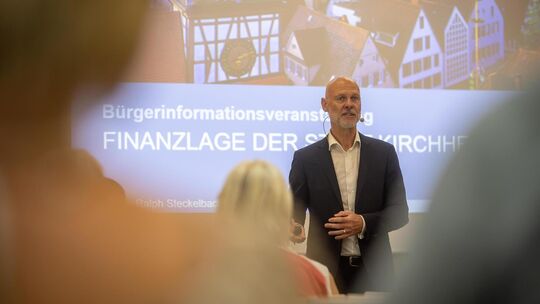 Kirchheims Oberbürgermeister Bader spricht über die schwierige finanzielle Lage, in der sich fast alle Kommunen befinden. Foto Kirchheims Oberbürgermeister Bader spricht über die schwierige finanzielle Lage, in der sich fast alle Kommunen befinden. Foto