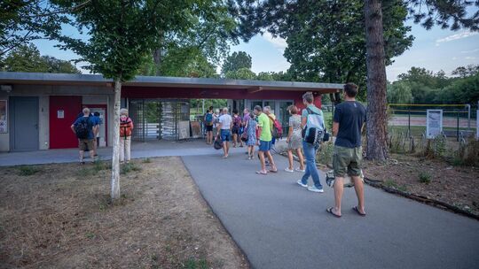 Zum Frühschwimmen dienstags und donnerstags gibt es beachtlichen Andrang vor dem Kirchheimer Freibad. Foto: Carsten Riedl