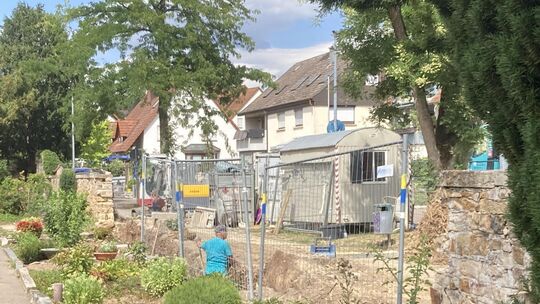 Wenn alles nach Plan läuft, ist die Mauer am Alten Friedhof bis Ende November wieder hergestellt. Foto: Andreas Volz Wenn alles nach Plan läuft, ist die Mauer am Alten Friedhof bis Ende November wieder hergestellt. Foto: Andreas Volz