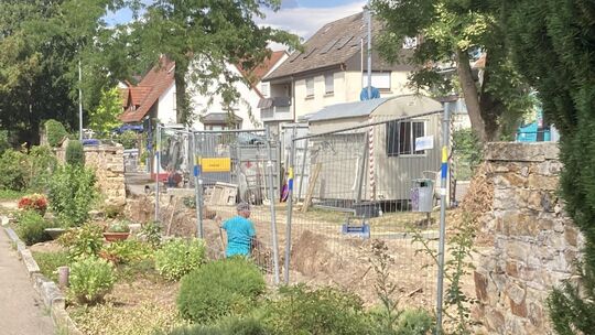 Wenn alles nach Plan läuft, ist die Mauer am Alten Friedhof bis Ende November wieder hergestellt. Foto: Andreas Volz
