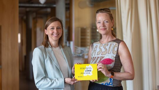 Umweltministerin Thekla Walker (rechts) überreicht Geschäftsführerin Kerstin Leibold eine Auszeichnung für die innovative und na Umweltministerin Thekla Walker (rechts) überreicht Geschäftsführerin Kerstin Leibold eine Auszeichnung für die innovative und na