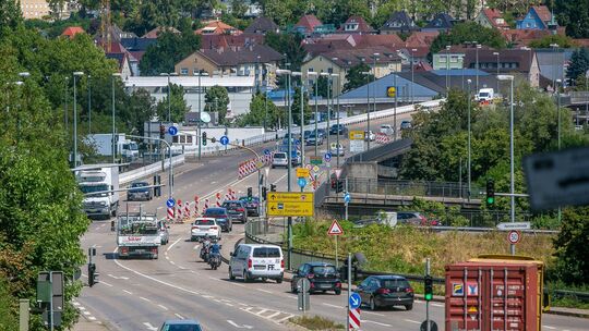 Die Adenauerbrücke in Esslingen ist ab sofort für den Großteil des Fahrzeugverkehrs gesperrt.. Foto: Roberto Bulgrin