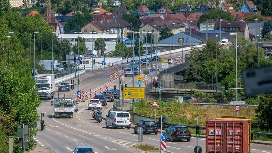 Die Adenauerbrücke in Esslingen ist ab sofort für den Großteil des Fahrzeugverkehrs gesperrt.. Foto: Roberto Bulgrin Die Adenauerbrücke in Esslingen ist ab sofort für den Großteil des Fahrzeugverkehrs gesperrt.. Foto: Roberto Bulgrin