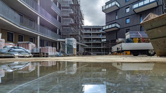 In den Badwiesen wird noch fleißig gebaut, doch der erste Einzugstermin rückt immer näher. Foto: Carsten RiedlNeubau, Umbau, Ba