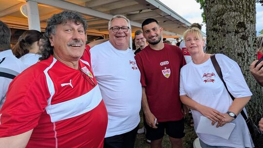 Drei Fans und ihr Lieblingsprofi: Schiedsrichter Ralf Schmidt, Wolfgang Maier, VfB-Stürmer Deniz Undav und Katja Augustin. Foto: Drei Fans und ihr Lieblingsprofi: Schiedsrichter Ralf Schmidt, Wolfgang Maier, VfB-Stürmer Deniz Undav und Katja Augustin. Foto: