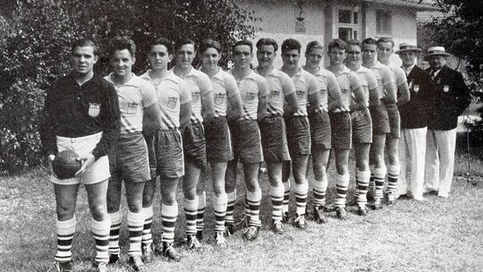Willy Karl Renz (Dritter von rechts) war als Spielertrainer der US-Feldhandball-Mannschaft bei den Olympischen Spielen.  Foto: p