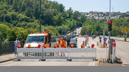 Nichts geht mehr: Wer aus Richtung Berkheim kommt und in die Esslinger Innenstadt fahren will, muss sich an Umleitungsstrecken g