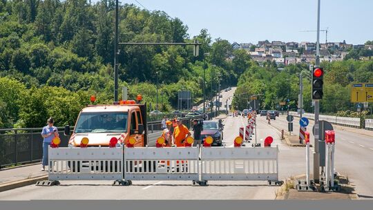 Nichts geht mehr: Wer aus Richtung Berkheim kommt und in die Esslinger Innenstadt fahren will, muss sich an Umleitungsstrecken g Nichts geht mehr: Wer aus Richtung Berkheim kommt und in die Esslinger Innenstadt fahren will, muss sich an Umleitungsstrecken g