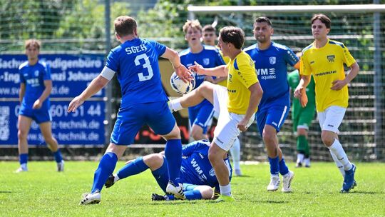 Die SGEH (blau) hat den VfL Kirchheim im Test besiegt. Foto: Markus Brändli