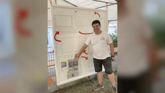 Felix Vogl vor der Medienwand im Doschler. Foto: Andreas Volz