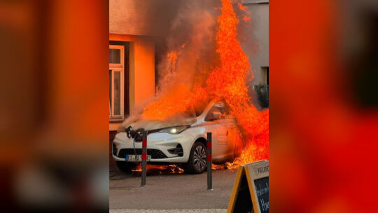 Beim Brand eines E-Autos in Kirchheim konnte nur mit viel Glück ein Übergreifen das Restaurant „Zum Fass“ verhindert werden. Fot