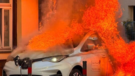 Beim Brand eines E-Autos in Kirchheim konnte nur mit viel Glück ein Übergreifen das Restaurant „Zum Fass“ verhindert werden. Fot