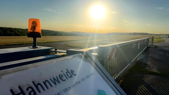 Der Sonnenstand beim Flugplatz Hahnweide am Samstagabend zur Uhrzeit der bevorstehenden Sonnenfinsternis. Der Sonnenstand beim Flugplatz Hahnweide am Samstagabend zur Uhrzeit der bevorstehenden Sonnenfinsternis.