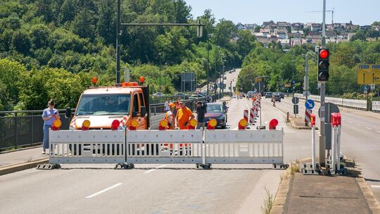 Die Adenauerbrücke, eine der Hauptverkehrsadern der Stadt, ist für einen Großteil des Verkehrs gesperrt. Foto: Roberto Bulgrin Die Adenauerbrücke, eine der Hauptverkehrsadern der Stadt, ist für einen Großteil des Verkehrs gesperrt. Foto: Roberto Bulgrin
