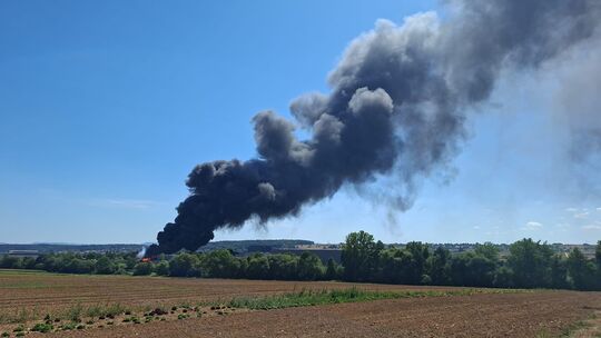Die Rauchsäule über dem Industriegebiet in Neuhausen war am Samstagnachmittag weit über die Fildern hinaus zu sehen. Foto: priva