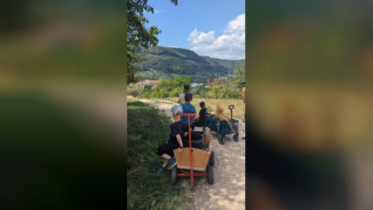 Mit Bollerwägen ging es raus in die Natur, um Material für den Barfußpfad zu sammeln. Foto: pr Mit Bollerwägen ging es raus in die Natur, um Material für den Barfußpfad zu sammeln. Foto: pr