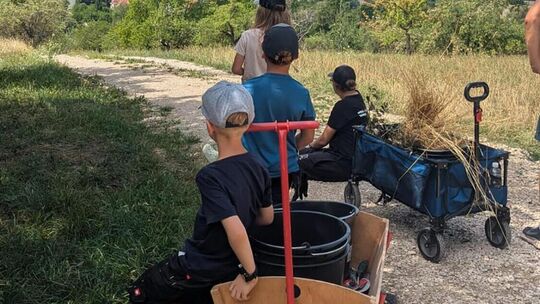 Mit Bollerwägen ging es raus in die Natur, um Material für den Barfußpfad zu sammeln. Foto: pr