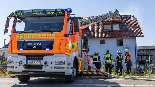 Die Feuerwehr löschte den Dachstuhlbrand in einem Wohngebäude in Dettingen. Die Feuerwehr löschte den Dachstuhlbrand in einem Wohngebäude in Dettingen.