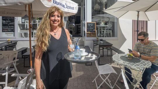 Hier fühlt sie sich sichtbar wohl: Birgit Herderich auf der Terrasse ihres Cafés in der Marktstraße.  Foto: Carsten Riedl