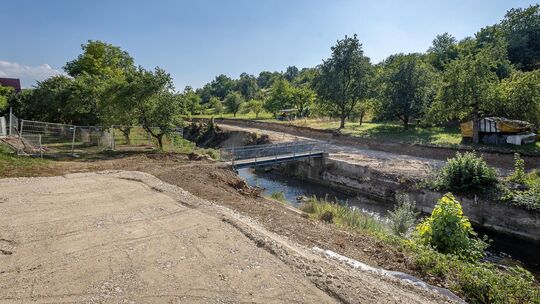 Die schmale Brücke für Radfahrer und Fußgänger hat ausgedient, eine neue entsteht - und eine "schwungvollere" Wegeführung. Foto: