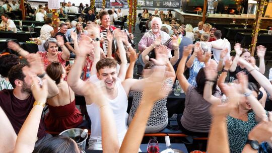 Es ging im 37. Jahr fröhlich zu auf dem Kirchheimer Weindorf, hier beim „Mitsingschunkeln“ mit den Musikanten Helmuth und Tanja.