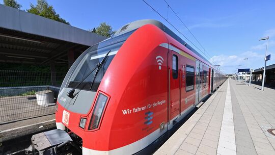 Ein Zug der S-Bahn im Kirchheimer Bahnhof.