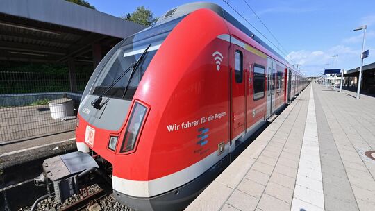 Ein Zug der S-Bahn im Kirchheimer Bahnhof.