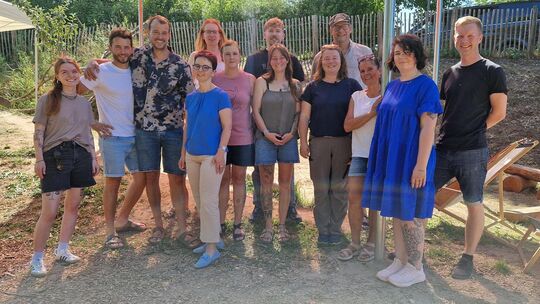 Bürgermeisterin Christine Kullen (4. von links) mit Teammitgliedern und Eltern des Kirchheimer Naturkindergartens. Foto: Stadtve Bürgermeisterin Christine Kullen (4. von links) mit Teammitgliedern und Eltern des Kirchheimer Naturkindergartens. Foto: Stadtve
