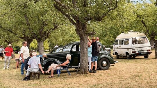 Ob auf Ausflügen oder vollgepackt für den Familienurlaub - das Auto hielt in den 1960er-Jahren nach und nach Einzug in den Famil