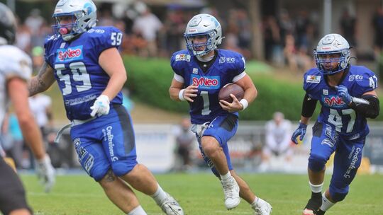 Daniel Rennie auf dem Weg in die gegnerische Endzone. Die Crudaders haben das letzte Saisonspiel gewonnen und mit Platz zwei die