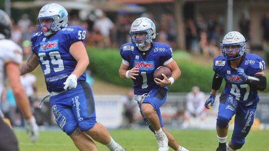 Daniel Rennie auf dem Weg in die gegnerische Endzone. Die Crudaders haben das letzte Saisonspiel gewonnen und mit Platz zwei die Daniel Rennie auf dem Weg in die gegnerische Endzone. Die Crudaders haben das letzte Saisonspiel gewonnen und mit Platz zwei die