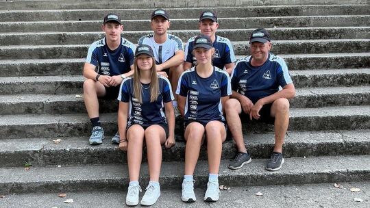 Die sechs haben gut lachen: Die Teck-Sportler haben bei der EM in Spanien so gut wie alles abgeräumt.  Foto: pr