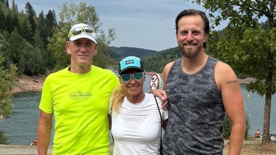 Armin Picht, Susanne Noss und Roman Skrabak beim Check-In an der Nagoldtalsperre. Foto: pr