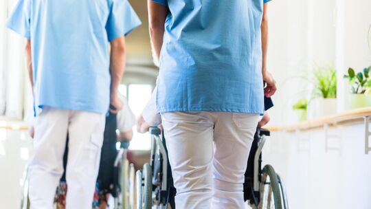 Pflegekräfte sind gefragt. Dennoch gibt es rechtliche Hürden für ausländisches Personal. Ein 66-Jähriger hat versucht, sie zu um