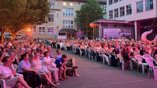 „Volles Haus“ auf dem Schulhof der Kirchheimer Alleenschule: Nicht nur wie hier am Eröffnungsabend zeigt sich dieses Bild im Som „Volles Haus“ auf dem Schulhof der Kirchheimer Alleenschule: Nicht nur wie hier am Eröffnungsabend zeigt sich dieses Bild im Som